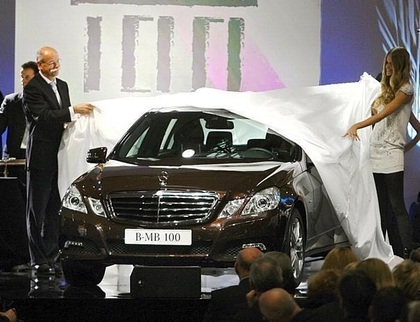 Daimler-Chef Dr. Dieter Zetsche und Mode-Markenbotschafterin Julia Stegner enthüllen zur 100-Jahr-Feier der Niederlassung Berlin die neue Mercedes-Benz E-Klasse. Foto: Auto-Reporter/Daimler